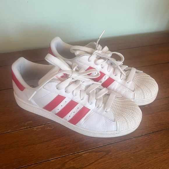 Adidas Classic White and Red Sneakers - Picture 2 of 5